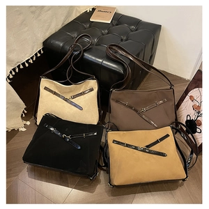 Vue détaillée des grands sacs en daim en crème, marron, noir et couleur jaune moutarde