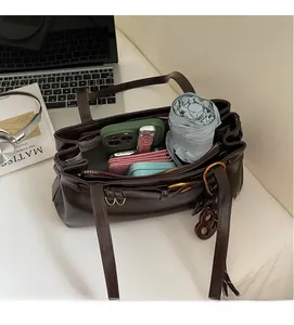 Vue détaillée de l'intérieur d'un grand sac cabas en cuir marron avec rangement