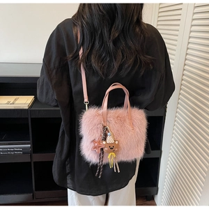 Sac bandoulière rose en peluche avec fausse fourrure douce et pendentif ours mignon