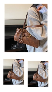 Détails du sac à bandoulière vintage marron avec boucle dorée et pendentif à nœud torsadé