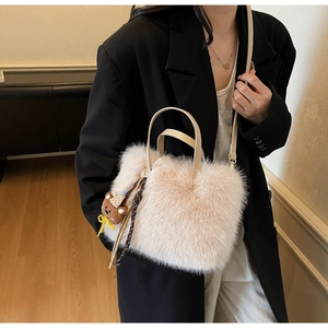 Détail de la texture en fausse fourrure beige et du charmant ours brun sur le sac à bandoulière