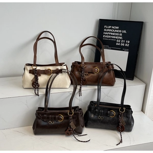 Vue détaillée de sacs sous les aisselles en cuir mat vintage en quatre couleurs sur marbre