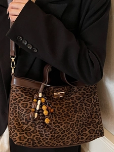 Retro-Handtasche mit Leopardenmuster, braunem Lederbesatz und goldenem Drehverschluss