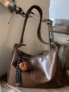 Sac à Épaule Femme en Cuir PU Rétro Grande Capacité Sac à Bandoulière Patchwork Coréen Sac Fourre-tout Mode avec Pendentif Ours