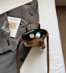Vista dettagliata dello spazioso interno di una borsa a secchiello bicolore chic
