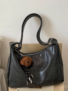 Sac à bandoulière rétro noir en similicuir grande capacité avec pendentif chien peluche