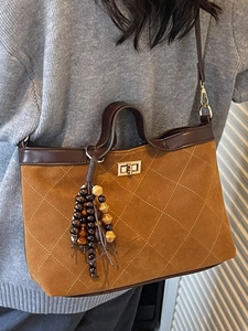 Braune Retro-Damentasche aus Wildleder mit Steppmuster, Goldverschluss und Perlenanhänger