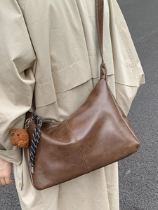 Sac à bandoulière rétro marron grande capacité avec pendentif ours et couture stylée