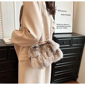Détail du sac seau en fausse fourrure douce avec chaîne dorée et fermoir en métal