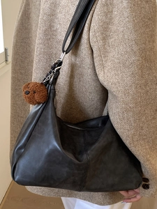 Grand sac fourre-tout vintage en cuir souple gris foncé avec charm ours en peluche