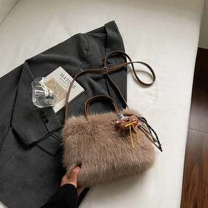Détail du sac bandoulière en peluche marron avec pendentif ours et sangle réglable