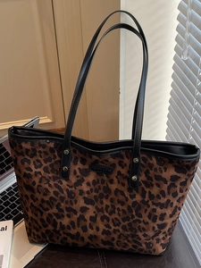 Large capacity leopard print tote bag with black handles and fashion label for women