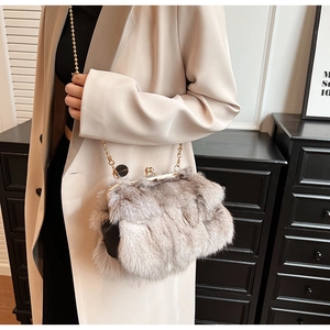 Détail du sac bandoulière en fausse fourrure avec boucle dorée et chaîne