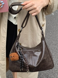 Grand sac bandoulière rétro en cuir marron souple avec charm ours et large sangle