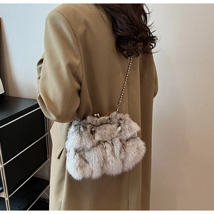 Détail du sac seau gris pelucheux avec bandoulière à billes et fermoir à cliquet