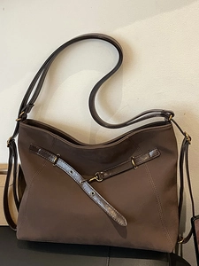 Grand sac hobo en daim marron foncé avec bandoulière réglable et détails métalliques vintage