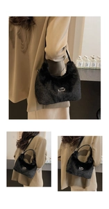 Détail de la texture en fausse fourrure et plaque logo en métal sur le sac à main noir