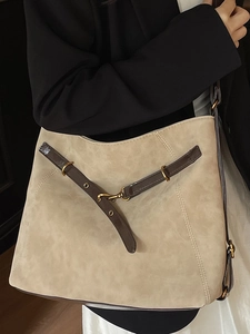Grand sac cabas beige en suédine avec brides brunes et fermoirs dorés chic