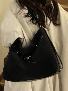 Grand sac fourre-tout noir en suédine avec détails dorés pour le style quotidien des femmes