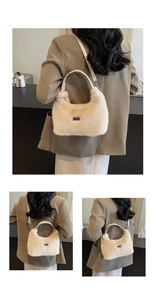 Détails du sac bandoulière en peluche beige avec texture douce et logo métallique chic