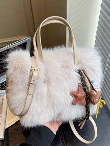 Sac Seau en Peluche Style Coréen pour Femmes Grande Capacité Minimaliste Sac à Bandoulière en Fausse Fourrure Avec Charme d'Ours