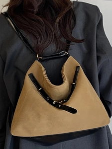 Grand sac bandoulière en daim marron pour femme avec bandoulières en cuir noir et boucle d'or