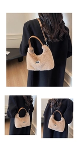 Détail du sac à main en fausse fourrure avec poignées en cuir et emblème métallique