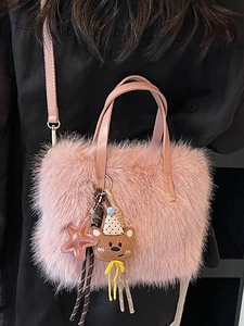 Sac bandoulière en peluche rose avec breloque ours et bandoulière en cuir réglable