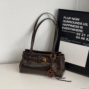 Détails du sac sous le bras marron foncé avec boucle dorée et pendentifs de côté