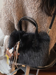 Sac à main chic en peluche noire pour femme avec charmant ours et bandoulière réglable