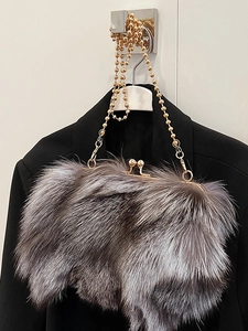 Sac seau en peluche grise avec fermoir baiser doré et chaîne à billes sur costume