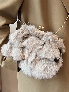 Sac seau en peluche grise avec bandoulière chaîne dorée et fermoir rétro pour femme