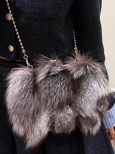 Sac bandoulière en peluche grise avec chaîne dorée élégante et fausse fourrure douce