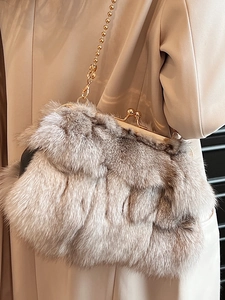 Sac seau chic en peluche pour femme avec bandoulière dorée en fausse fourrure beige
