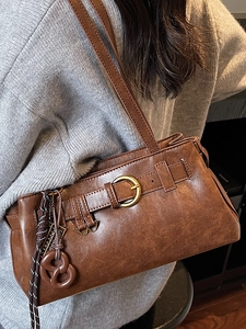 Sac sous le bras en cuir marron vintage avec un charm nœud tressé décoratif et bandoulière
