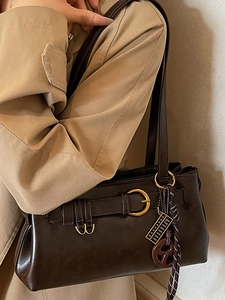 Sac bandoulière minimaliste en cuir marron foncé avec boucle et breloques uniques