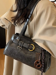 Sac à bandoulière vintage gris foncé en cuir mat avec pendentifs rétro