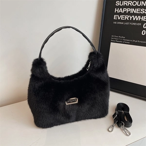 Détail du sac hobo en fausse fourrure noire avec plaque métallique et fermeture éclair