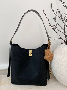Women Retro PU Suede Feel Bucket Bag Large Capacity Commuter Tote Bag With Metal Lock And Removable Bear Pendant Shoulder Bag