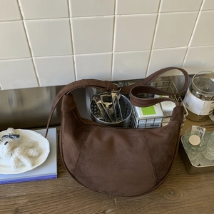 Vista dettagliata della borsa hobo in pelle scamosciata marrone scuro con tracolla regolabile