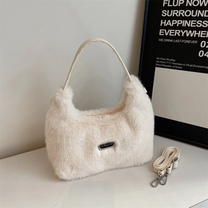 Détail du sac bandoulière en fausse fourrure blanche avec bandoulière en cuir