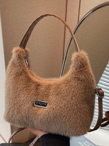 Sac à main en fausse fourrure marron avec bandoulière et plaque logo argent