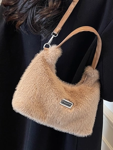 Sac à bandoulière en peluche kaki avec texture en fausse fourrure et lanière en cuir chic