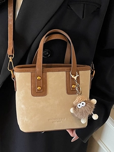 Borsa a secchiello minimalista in camoscio kaki e pelle con ciondolo a mostro peloso