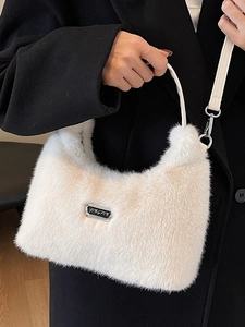 Sac à main en fausse fourrure blanche pour femme avec plaque argentée et bandoulière