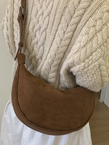 Borsa a spalla a mezzaluna in camoscio marrone con tracolla larga per uno stile autunnale