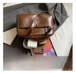 Detailansicht der großen Kapazität mit Tablet und Handy in einer braunen PU Handtasche