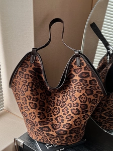 Retro leopard print tote bag with large capacity and dark brown handles for women