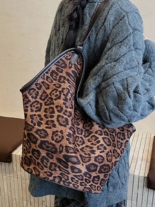 Retro leopard print tote bag with large capacity and dark leather straps for women