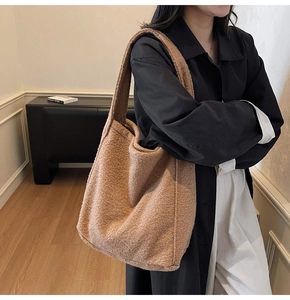 Détail du sac fourre-tout en polaire marron montrant la texture douce et la bandoulière